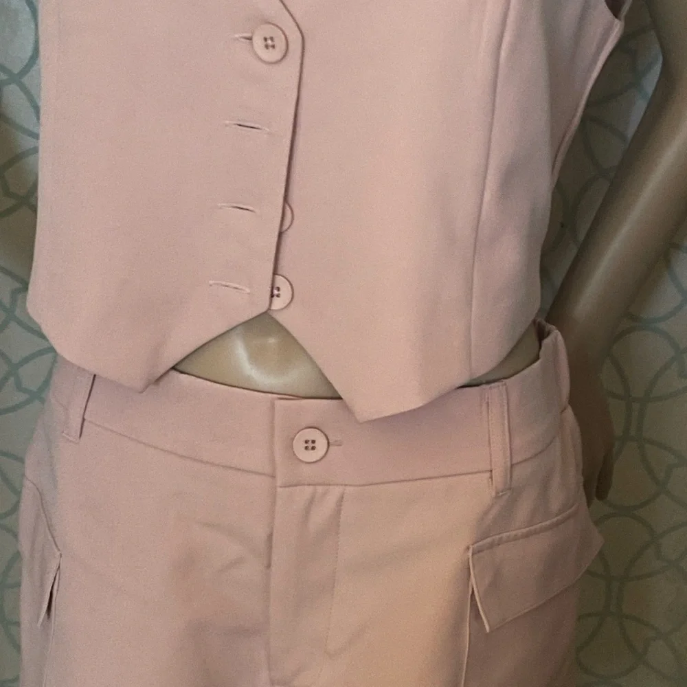 Pink Bermudas with a relaxed fit and high-waisted design - Picture 5 of 9